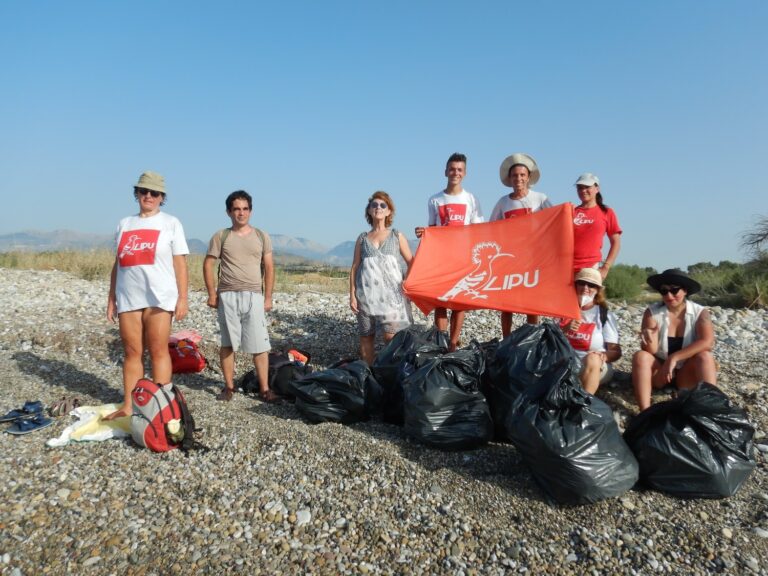 Termini Imerese, volontari della Lipu ripuliscono la spiaggia di Buonfornello: raccolti 15 sacchi di immondizia