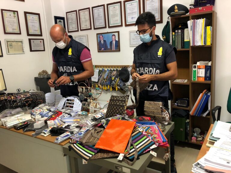 Accessori per la persona e prodotti per l’elettronica sequestrati a negozio cinese. 35 mila euro di multa