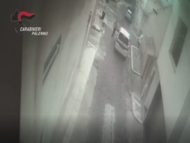 Truffa dello specchietto: utilizzava lecca–lecca e gessetti colorati per rendere più credibile il sinistro. Arrestato