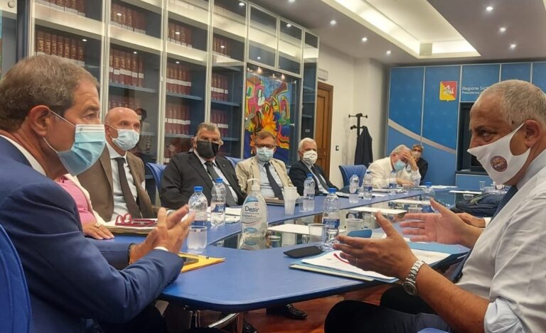 Scuola: governo Musumeci conferma riapertura il 14 settembre. Vescovi siciliani metteranno a disposizione le strutture ecclesiastiche