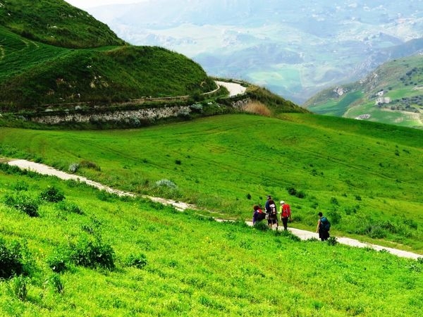 Touring Club parla di itinerari, ma l’unico borgo insignito in Sicilia dalla “Bandiera Aranciona” è Petralia Sottana