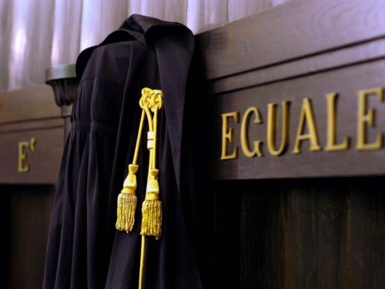 Truffava i clienti e creava documenti falsi: sospeso per un anno un avvocato civilista