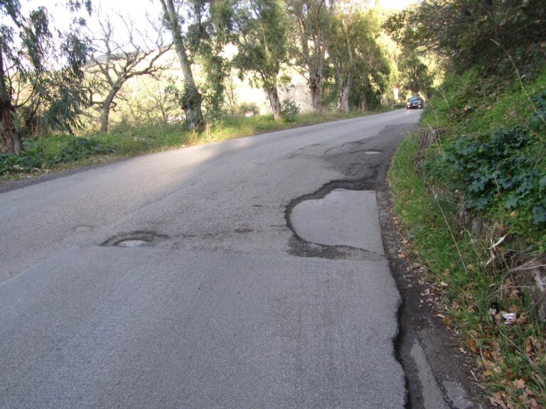 La strada che collega Cerda a Montemaggiore è piena di buche: quando si interverrà?