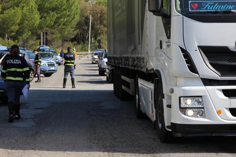 Polizia stradale effettua controlli straordinari sulla A20. Particolare attenzione al trasporto pubblico sul rispetto delle norme anti covid
