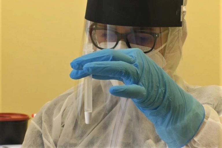 Regione cerca personale sanitario per screening volontario anti Covid: dopo 24 ore hanno già risposto in 2000