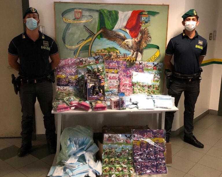 Sequestrati a negozio cinese 5mila mascherine chirurgiche e giocattoli contraffatti
