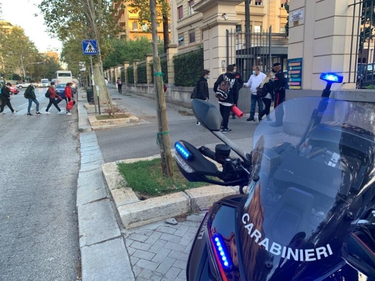 Covid-19, Carabinieri intensificano controlli davanti gli istituti scolastici