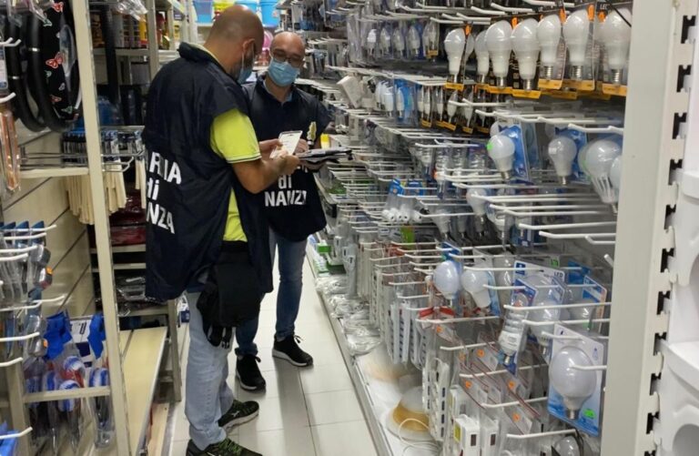 Guardia di Finanza sequestra materiale elettrico non sicuro a negozio cinese