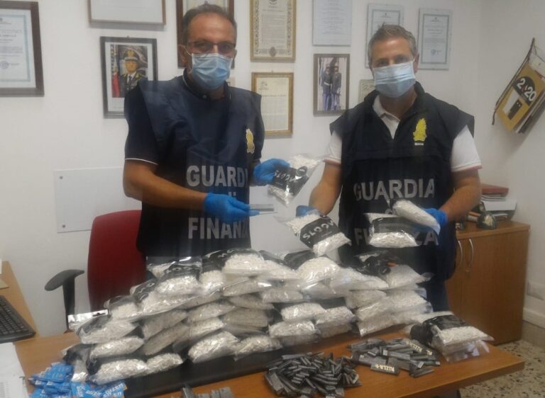 Campofelice di Roccella, sequestrati oltre 50mila articoli per fumatori in vendita senza autorizzazione