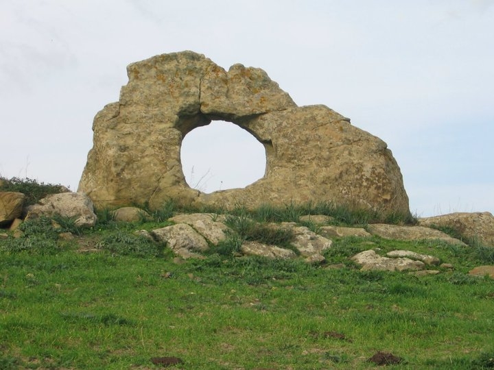 Pietre forate in Sicilia: viaggio nell’universo sconosciuto degli indicatori solstiziali