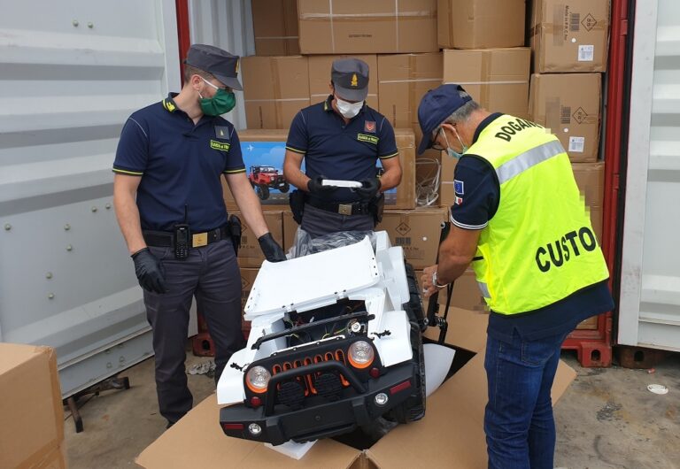 Sequestrate 15 automobiline elettriche contraffatte importate dalla Cina