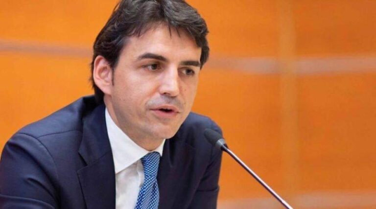 Covid in Sicilia, polemica sui numeri del contagio: “Musumeci zittisca quell’irresponsabile di Gianfranco Miccichè”