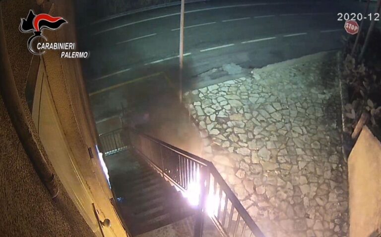 Bottiglie incendiarie contro la stazione carabinieri di Campofiorito. Arrestato 21enne e trasferito al carcere di Termini Imerese