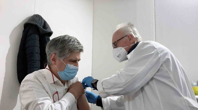 Covid, imprenditore romano sceglie la Sicilia per vaccinarsi: preso il primo volo per Palermo si è presentato all’hub della fiera del Mediterraneo