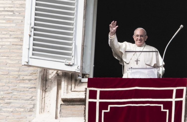 Papa Francesco torna ad affacciarsi su Piazza San Pietro: “Grazie a Dio possiamo ritrovarci di nuovo in questa piazza per l’appuntamento domenicale “