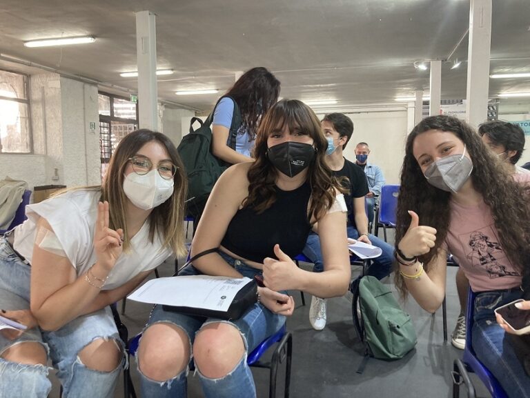Vaccino ai maturandi, oltre 200 in mattinata: non hanno nessuna paura solo entusiasmo