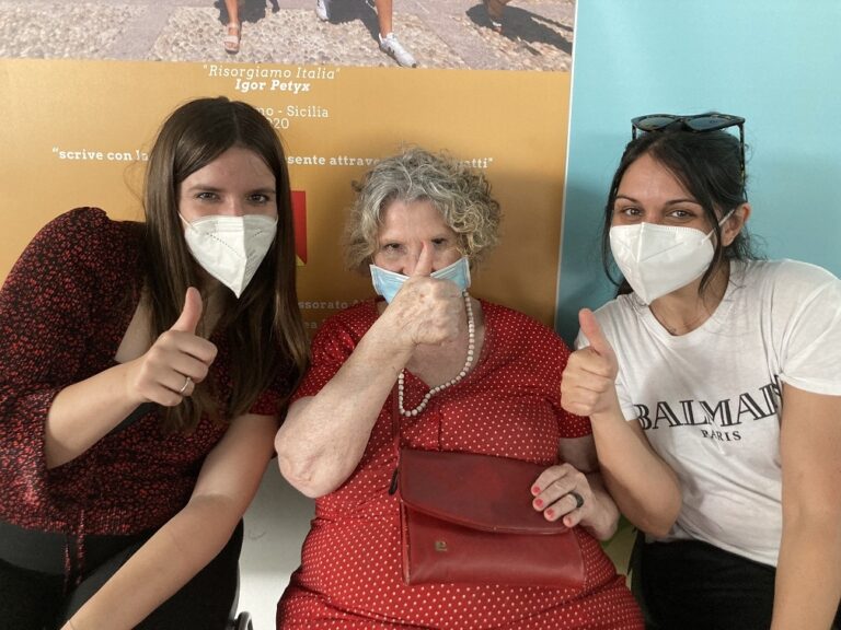 Storie di vaccino nell’iniziativa “Proteggi te e i nonni”: nascono amicizie inaspettate tra giovani e anziani