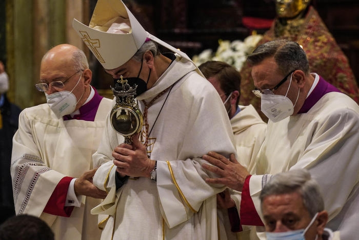 Si è sciolto il sangue di San Gennaro, mons. Battaglia: “non leggete in esso buoni auspici o presagi nefasti per il nostro futuro”