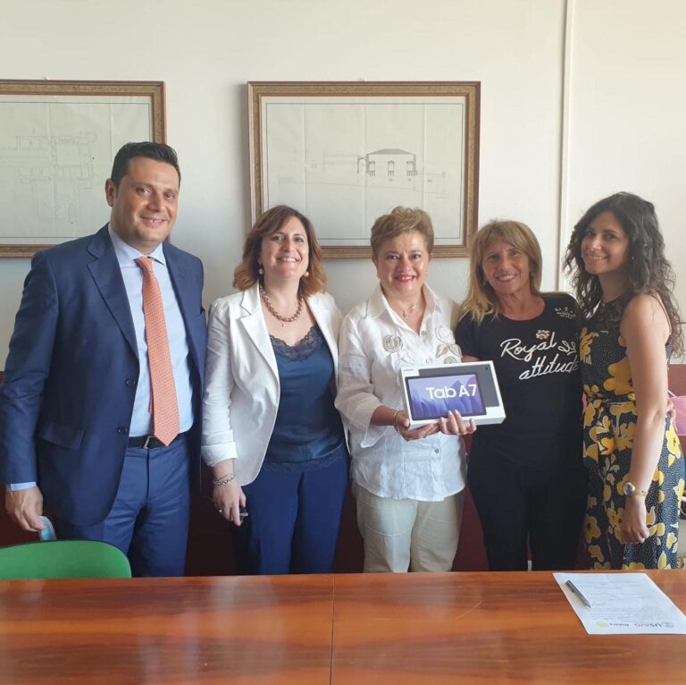 Rotary Cefalù Madonie dona due Tablet a studenti meritevoli di famiglie meno abbienti