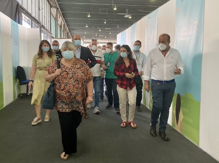 Figlia di Che Guevara visita hub vaccinale della Fiera del Mediterraneo