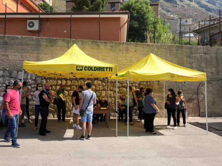 Vaccino con regalo bottiglietta di olio. Iniziativa della Coldiretti