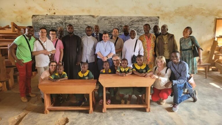 Diocesi di Cefalù: consegnati 120 banchi per una scuola del villaggio di Bitsinda