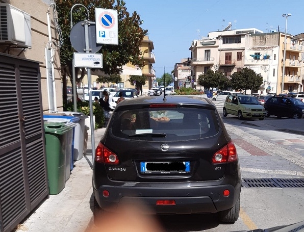 A Campofelice di Roccella poco rispetto per gli spazi riservati alle persone disabili