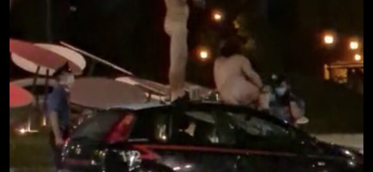 Saltano nudi sull’auto dei carabinieri, arrestati due turisti tedeschi