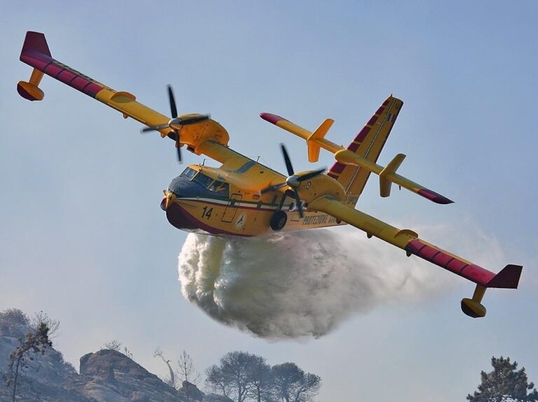 Canadair in azione tra Scillato e Polizzi Generosa, il video dalla spiaggia di Campofelice di Roccella