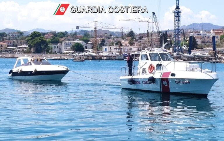 Golfo di Termini Imerese: In fiamme il motore della barca, 11 diportisti salvati dalla Guardia Costiera