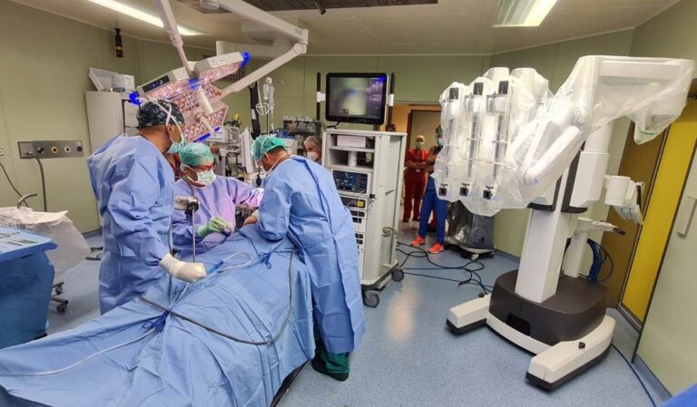 Sanità, primo intervento al Gemelli Giglio a Cefalù di tiroidectomia trans-ascellare robotica: senza lasciare “tracce” sul collo