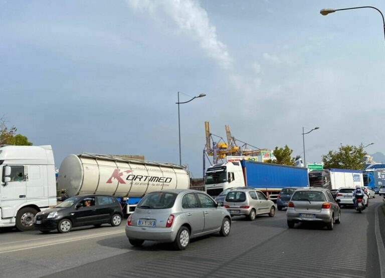 Traffico infernale di Tir al porto di Palermo: tra poco sarà spostato a Termini Imerese. Parola di Pasqualino Monti