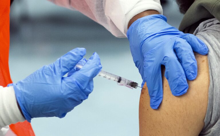 Vaccini: da oggi in Sicilia gli “over 60” possono prenotare le terze dosi