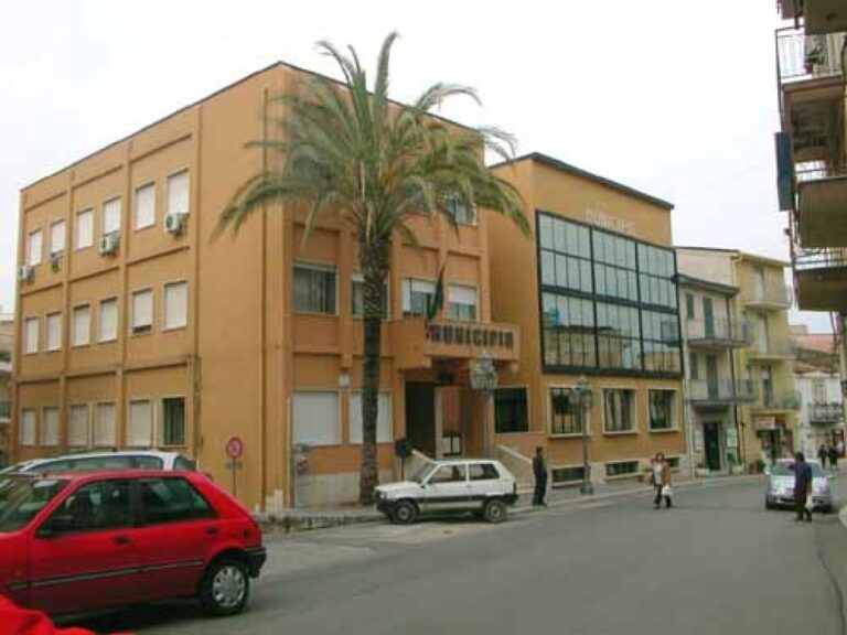 Campofelice di Roccella, Gruppi consiliari “Uniti per l’avvenire” e “Donne e valori”: sindaco Taravella non ha più la maggioranza si dimetta