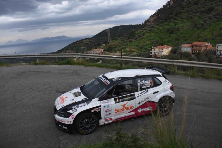 Automobilismo. Secondo posto per Totò Riolo al 6° Tindari Rally. Per il Campionato Auto Storiche al comando il collesanese Pierluigi Fullone