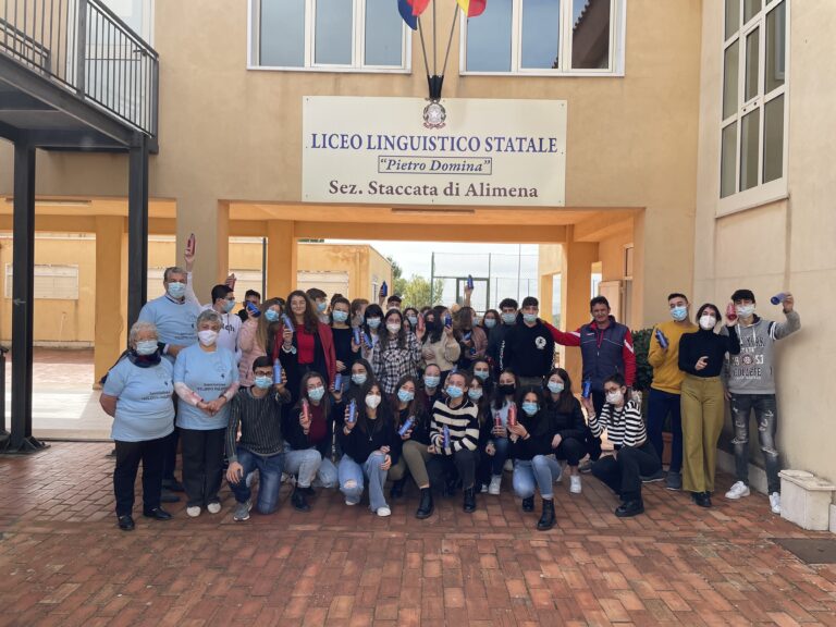 Le scuole di Alimena puntano al “plastic free”, l’associazione Filippo Valenza dona 200 borracce agli studenti
