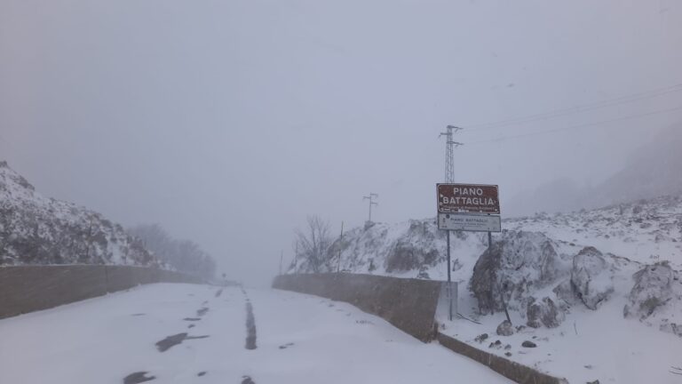Le Madonie si tingono di bianco, a Piano Battaglia si transita con catene o pneumatici invernali
