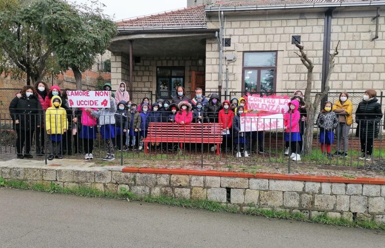 Petralia Soprana, contro la violenza sulle donne una panchina colorata di rosso dagli alunni di Fasanò