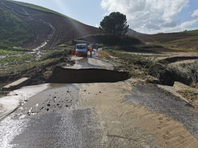 Crollato un ponte in contrada Gelso sulla provinciale tra Caccamo e Montemaggiore Belsito