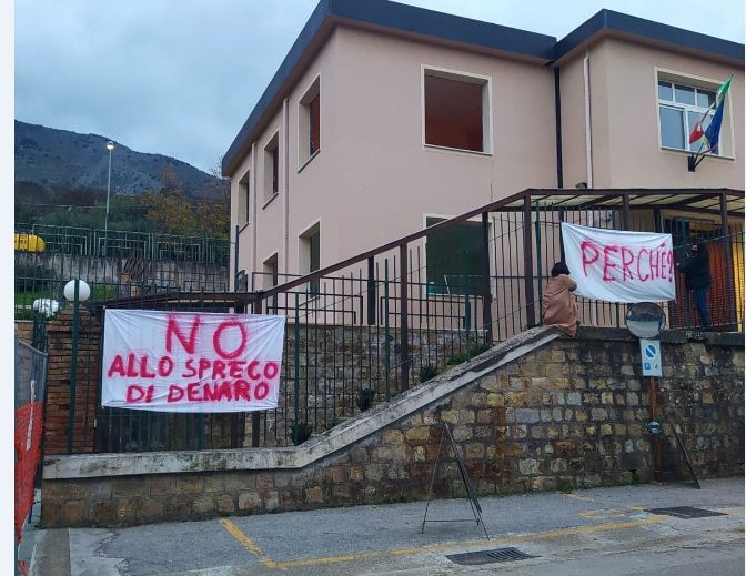 Castelbuono, ruspe abbattono la Scuola Media: un disastro annunciato