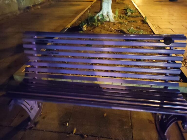 Vandalizzata la panchina viola installata per sensibilizzare sulla Sindrome Fibromialgica