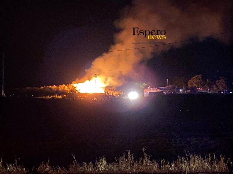 Sciara: incendio distrugge un fienile nella notte, indagano i carabinieri