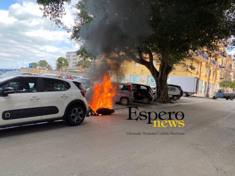 Termini Imerese, motorino in fiamme vicino la Villa Palmeri