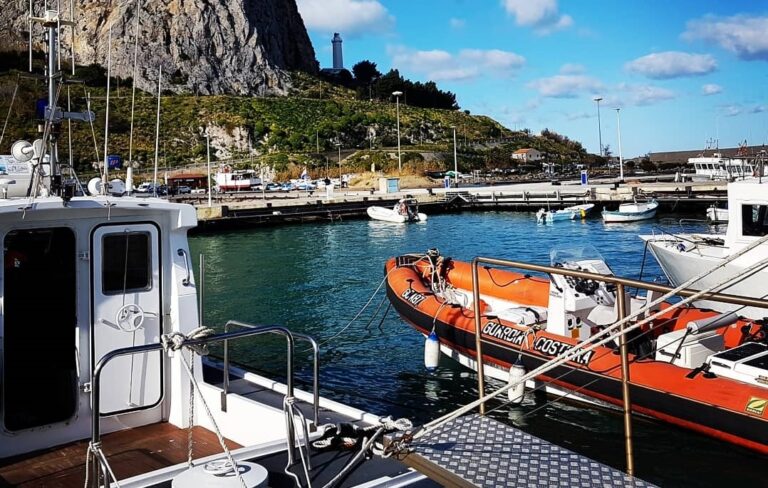 Cefalù, militari della Guardia Costiera soccorrono donna caduta in acqua da un pontile durante un temporale