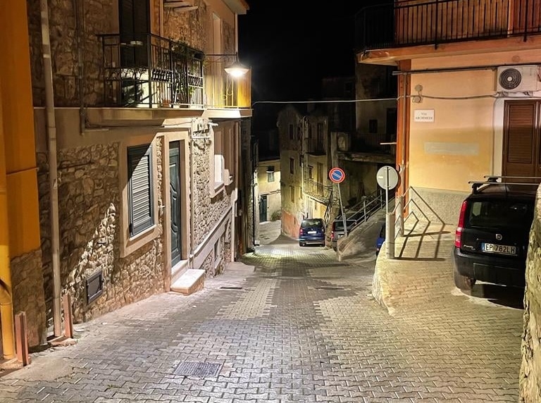 Caccamo, il centro illuminato da moderne lampade a LED