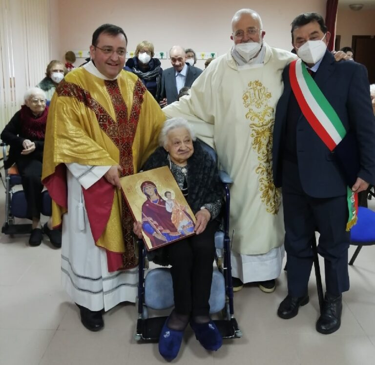 San Mauro Castelverde, grande festa alla Casa Protetta per i 100 anni della “Zia Pippina”. Alla centenaria anche gli auguri di Papa Francesco
