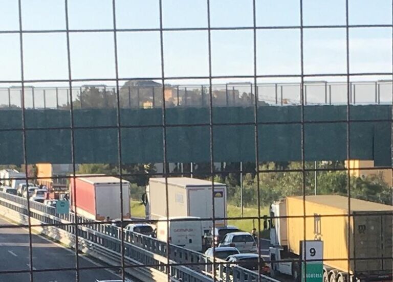 Incidente in autostrada tra Casteldaccia e Bagheria, chilometri di code, traffico deviato sulla SS113