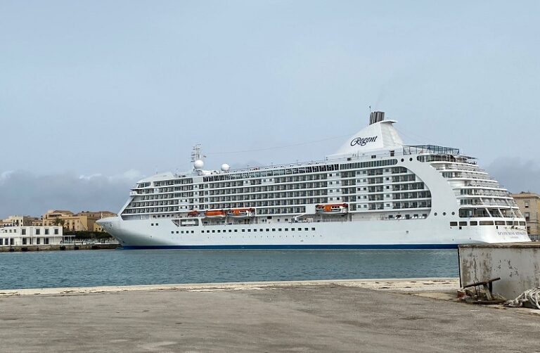 Due navi da crociera in contemporanea nel porto di Trapani: a Termini Imerese i container e la spazzatura