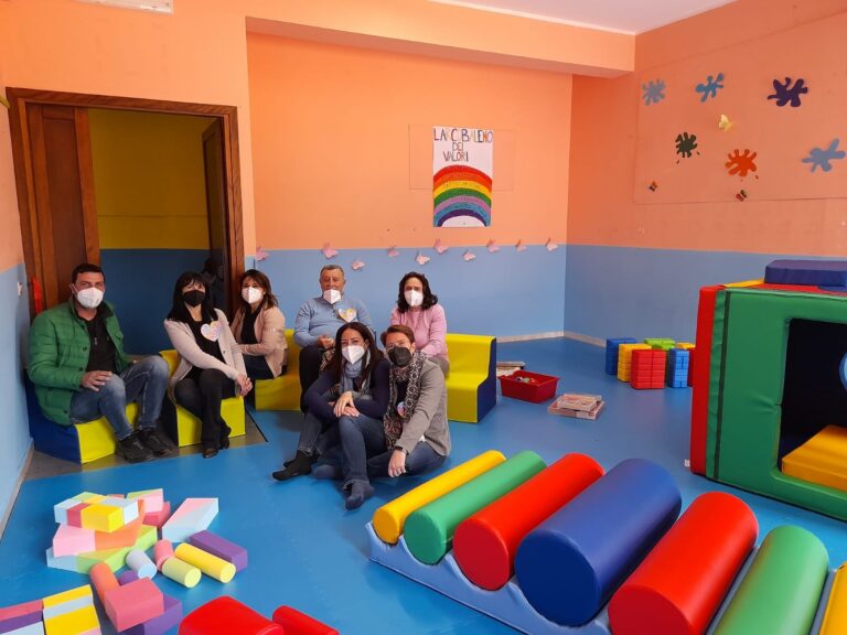Lascari, inaugurate alla scuola d’infanzia e primaria due aule denominate “Aula Arcobaleno” e “Aula a colori”