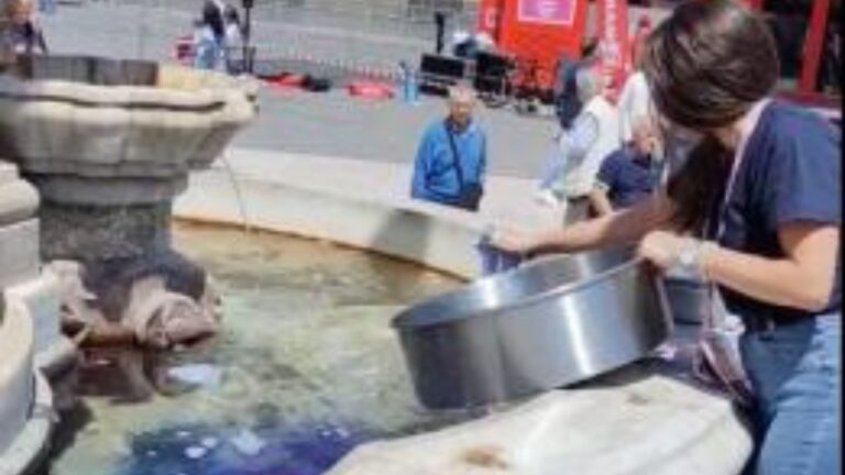 Lava la pentola nella fontana di Piazza Duomo a Catania dopo il Giro d’Italia, il video fa il giro del web
